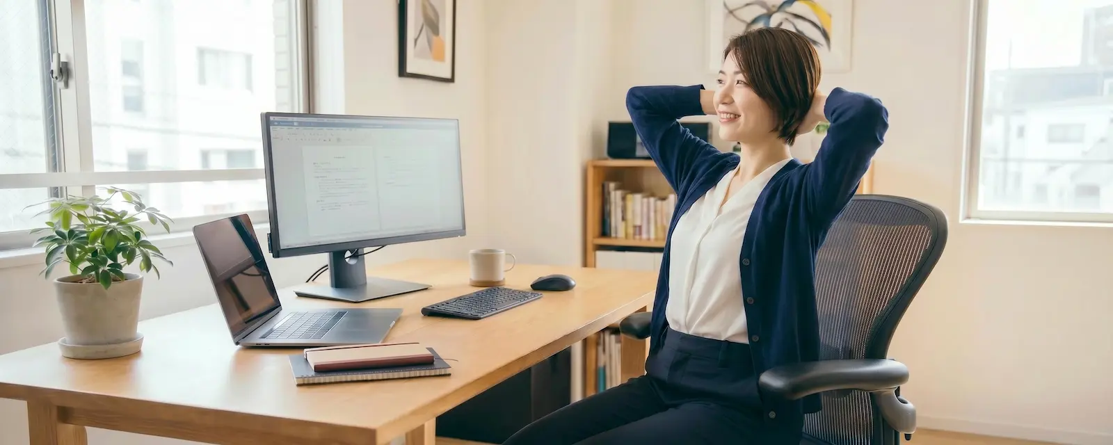 胸を開いて肩甲骨まわりをほぐすストレッチをする女性