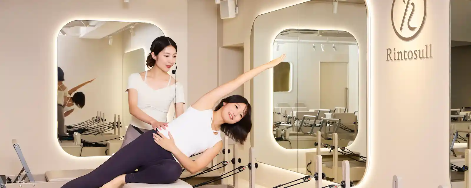 マシンピラティススタジオでマシンピラティスをする女性
