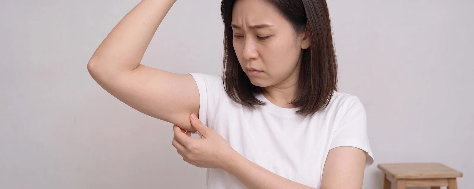 二の腕のたるみを気にしている女性