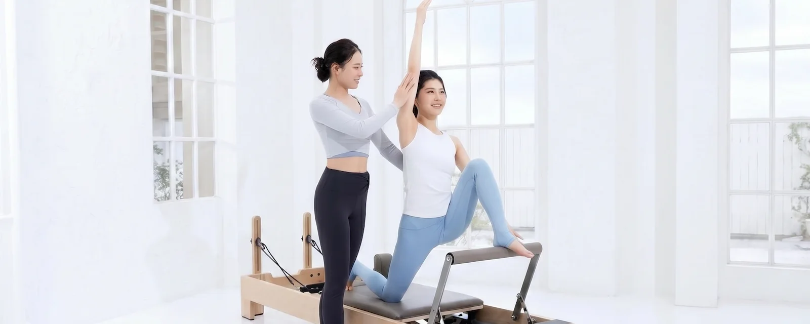 リフォーマーでインナーマッスルを鍛える女性